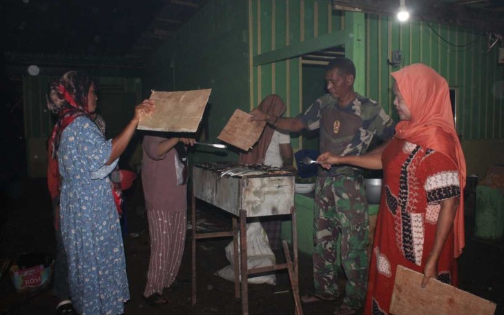 Makan malam bersama warga 