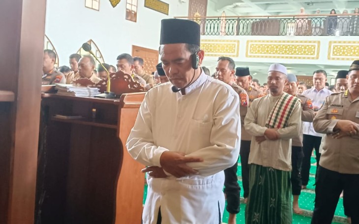 Keluarga besar Polda Jatim melaksanakan sholat gaib, Selasa (18/3)