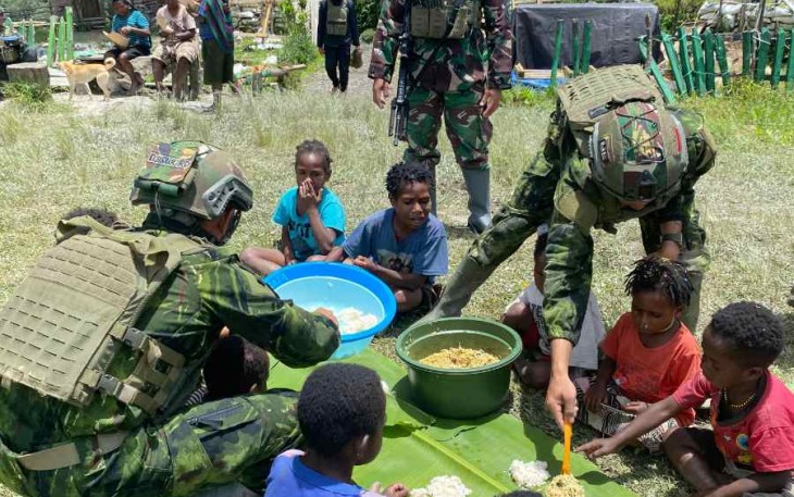 Makan bersama anak-anak di kampung Dambed Distrik Beoga