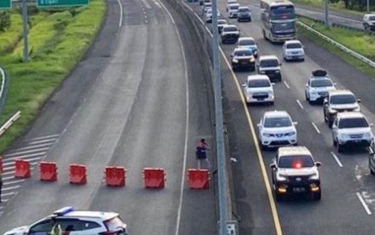 Ilustrasi Contraflow di tol Jakarta Cikampek 