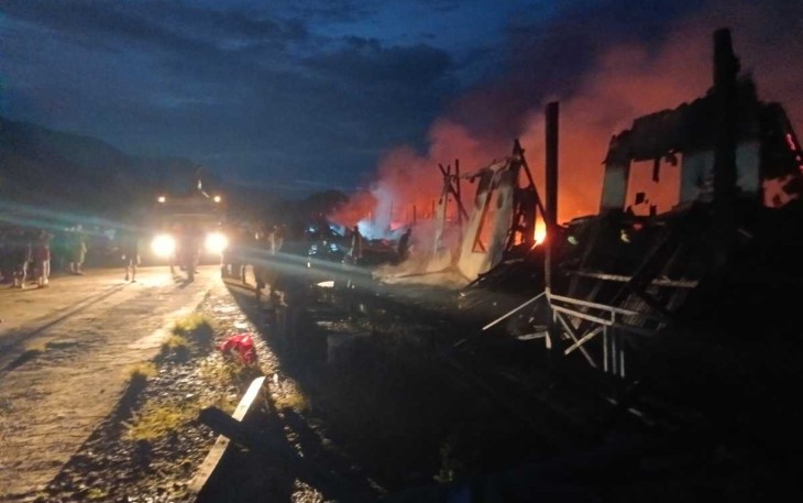 Si Jago merah melahap rumah panjang di perbatasan 