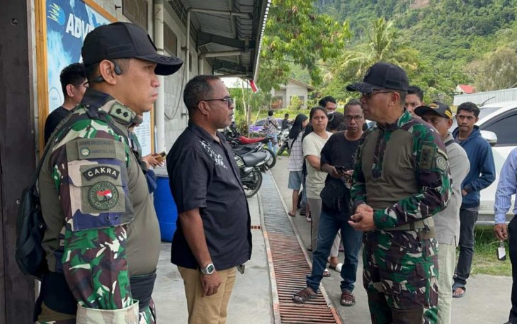 Pangkoops Swasembada Mayjen TNI Novi Rubadi Sugito (kanan) saat koordinasi evakuasi korban penyerangan KKB