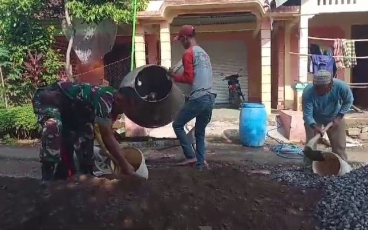 Bantu rabat jalan desa binaan 