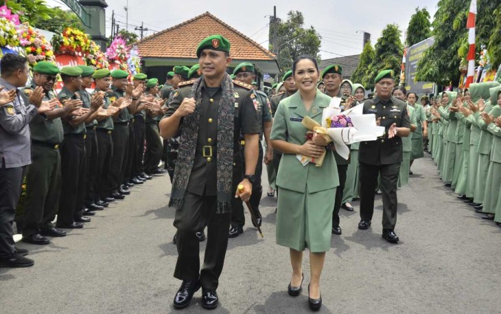 Penyambutan Dandim 0735/Surakarta Letkol Inf Fictor Juradi Situmorang