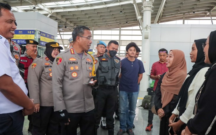 Kapolres Jaktim Kombes Pol Nicolas Ary Lilipaly saat berdialog dengan pemudik di stasiun Jatinegara, Selasa (25/3)