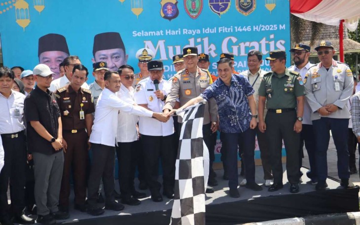 Kapolda Kalteng Irjen Pol Iwan Kurniawan saat melepas mudik gratis 
