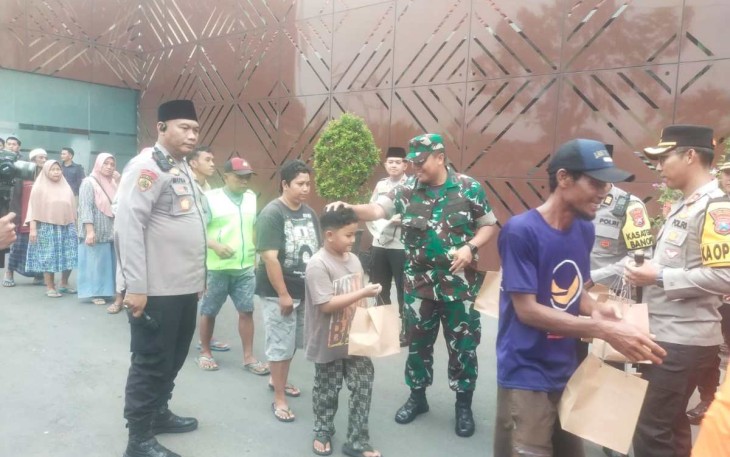 Dandim 0805/Ngawi Letkol Arh Setu Wibowo saat membagikan takjil gratis 