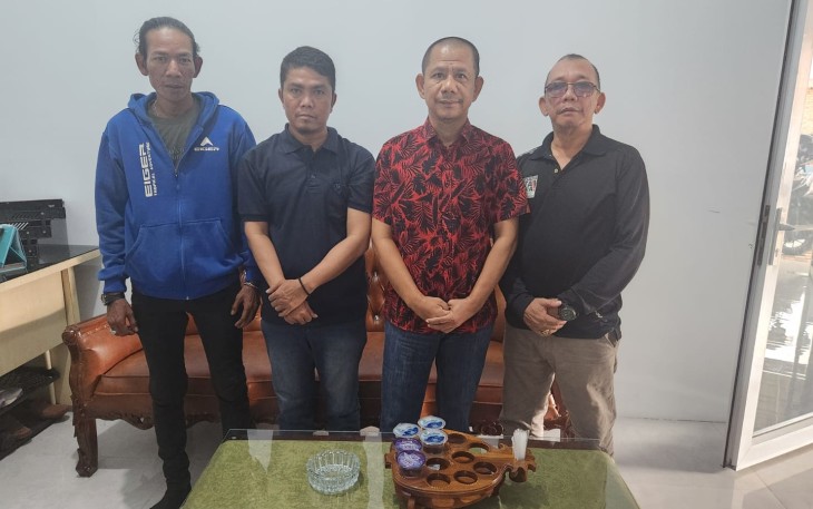 Ketua Pewarta Berbagi Sembako Pada Jumat Barokah.