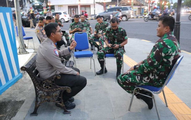 Dandim 0805/Ngawi Letkol Arh Setu Wibowo berbincang dengan Kapolres Ngawi usai berbuka puasa