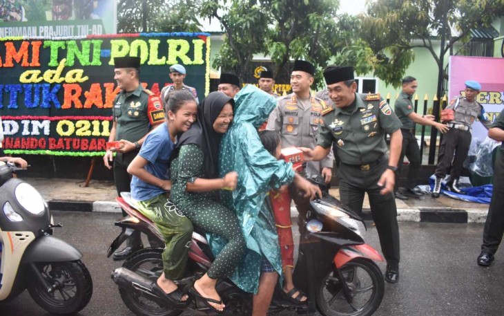Danrem 023/KS Kolonel Inf Jansen P Nainggolan memberikan takjil gratis 