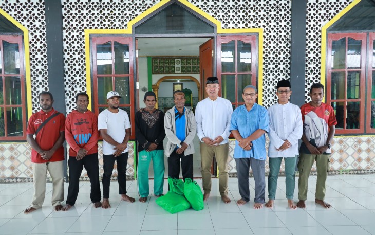Pamen Koarmada III Berbagi Paket Sembako untuk Warga Maibo