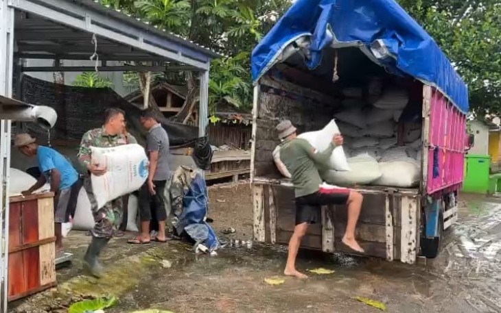 Serda Eden Patriya bantu mobilisasi gabah petani ke truck, Sabtu (5/4)