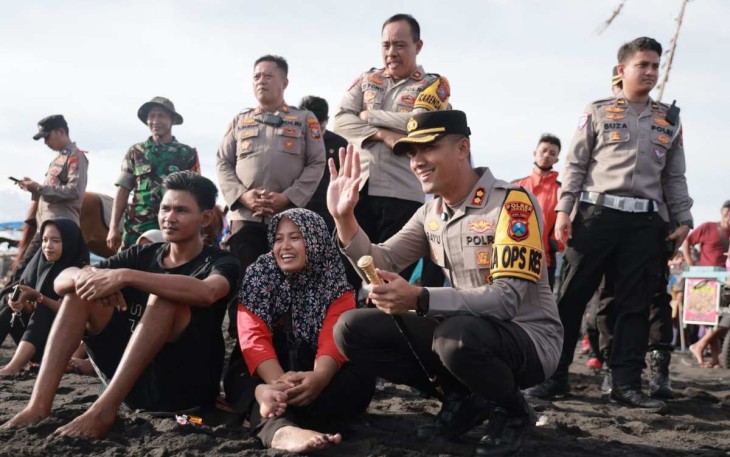 Kapolres Jember AKBP Bayu Pratama Gubunagi bersama pengunjung lokasi wisata pantai saat liburan lebaran, Sabtu (5/4)