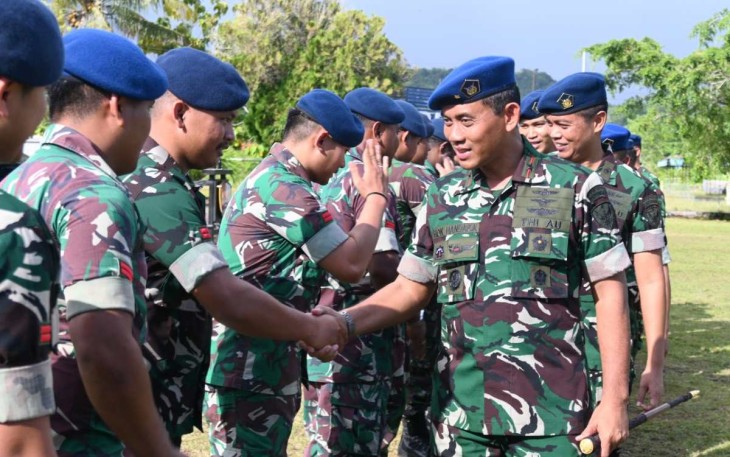 Danlanud Manuhua Marsma TNI DR. HKD. Handaka, S.Sos, MM., memberikan ucapan selamat prajuritnya naik pangkat, Minggu (6/4)