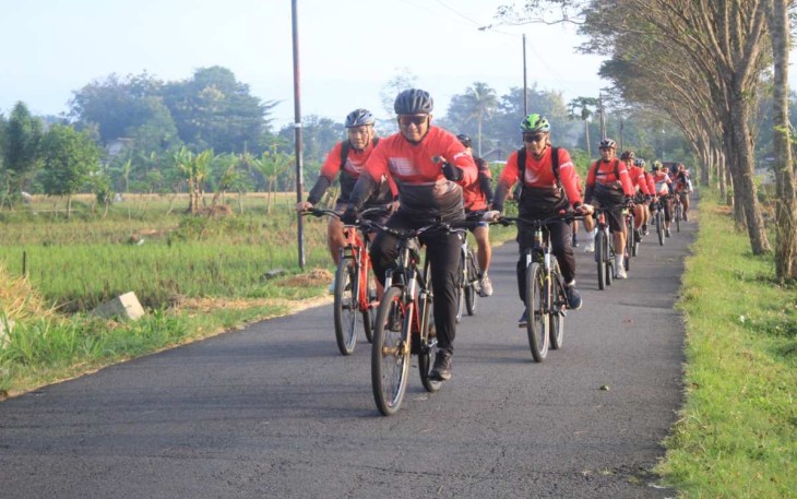 Dandim 0806/Trenggalek Letkol Czi Yudo Aji Susanto gowes santai bersama anggota 