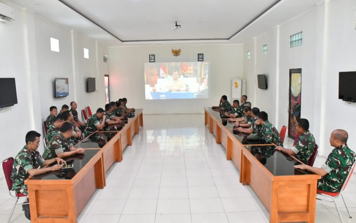 Presiden RI Wawancara Dengan Para Tokoh Senior Jurnalis, Anggota Kodim Ponorogo Nonton Bareng