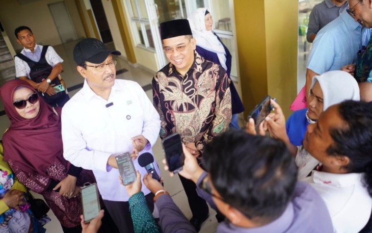 Menteri Sosial Saifullah Yusuf meninjau Rusunawa Baru Kronong di Kota Probolinggo, Jawa Timur, yang akan digunakan sebagai Sekolah Rakyat, Minggu (13/4/2025)