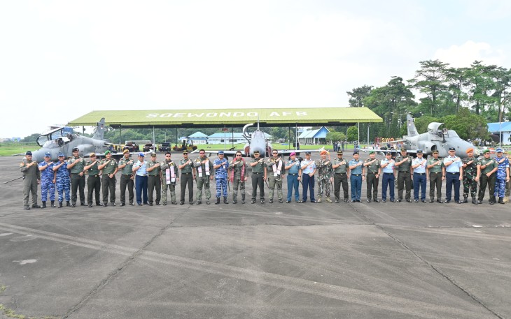 Pangdam I Bukit Barisan Beserta Danlanud Soewondo, Dankosek I Medan Danwing III Kopasgat Serta Danlantamal I Belawan serta Pju Kodam I/BB serta Jajaran Terkait Lakukan Poto Bersama Saat Kedatangan Pesawat Tempur Hawk 100/200 dari Skadron Udara 12  Wing Udara 6 TNI AU 