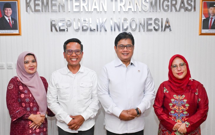 Wakil Menteri Transmigrasi Viva Yoga Mauladi menerima kehadiran Wakil Rektor I Universitas Muhammadiyah Jakarta (UMJ) Dr. Muhammad Hadi, SKM., Mkes; Dekan FISIP Prof. Dr. Evi Satispi, MSi; dan Ketua Program Studi Magister Ilmu Komunikasi Dr. Tria Patrianti, MIkom