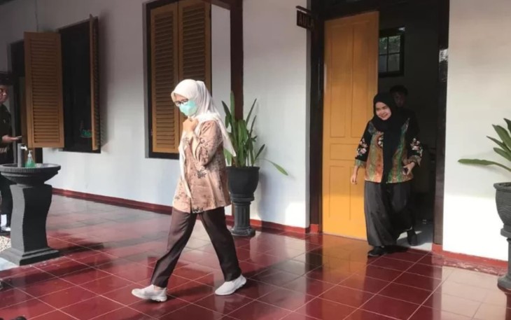 Mak Rini Saat Keluar Ruangan Pemeriksaan di Kejaksaan Negeri Kabupaten Blitar dalam Pengusutan Kasus Dugaan Korupsi Pembangunan Dam Kali Bentak. Foto : ist.