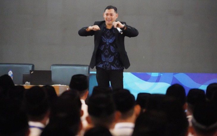 Direktur Riset Lembaga Kajian Kurikulum dan Kebijakan Pendidikan Universitas Indonesia (LK3P UI), Farhan Muntafa, saat memberikan materi pada acara Internalisasi Tugas dan Fungsi PPIH Arab Saudi, di Jakarta, Selasa (15/4/2025)