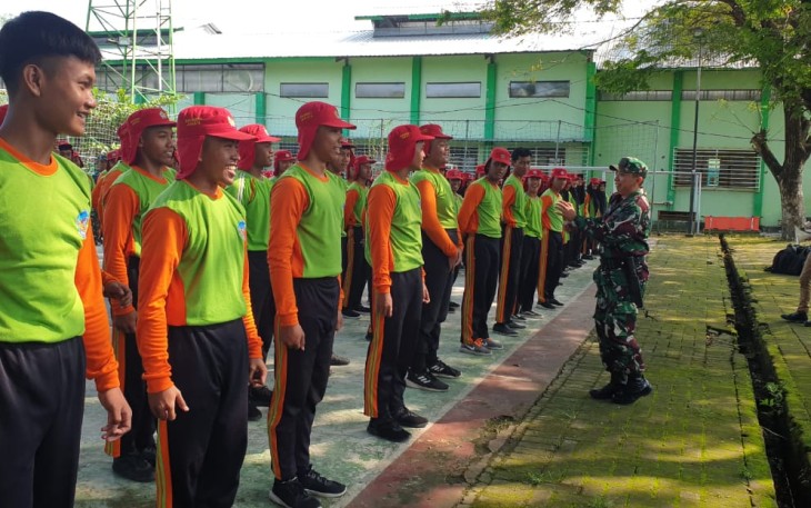 Anggota Koramil 0803/04 Jiwan Laksanakan Pembinaan Karakter dan Kedisiplinan di SMKN 2