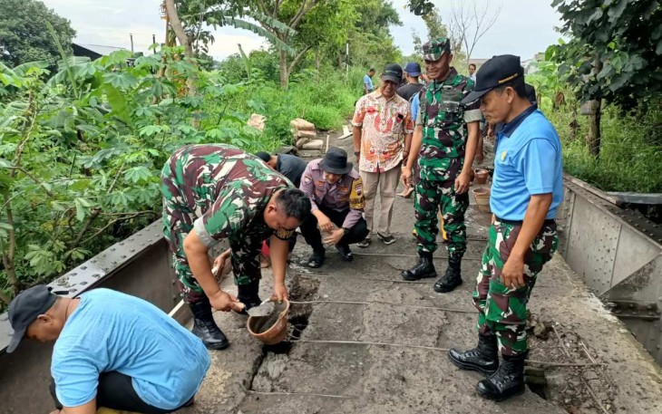 Perbaikan jembatan penghubung dusun Sanggir, desa Paulan, Kecamatan Colomadu, Kabupaten Karanganyar 