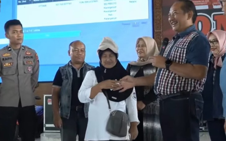 Bupati Rober Christanto memberikan selamat kepada pemenang hadiah utama Undian Tahap 1 BDK Dahsyat 2025, di Pendopo Raden Mas Said, Rumah Dinas Bupati Karanganyar, Minggu (20/4/2025)