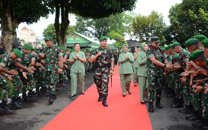 Pangdam I/BB Mayjen TNI Rio Firdianto menyalami prajuritnya saat kunjungan kerja di Yonif 123/RW, Rabu (23/4)