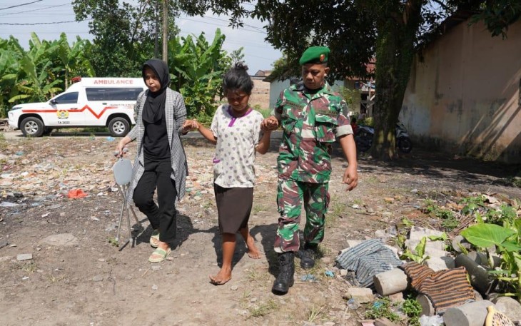 Kodam I/BB Berikan Tongkat Jalan kepada Ibu Sinta