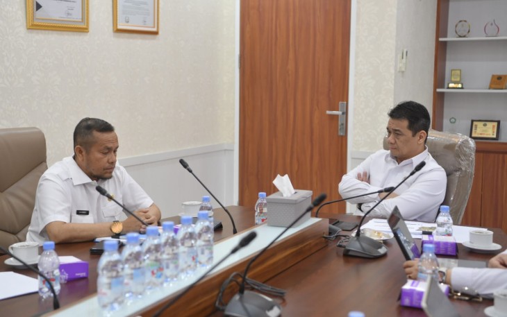 Wamendes PDT Ahmad Riza Patria saat menerima audiensi Bupati Buru Selatan di Jakarta, Rabu (23/4)