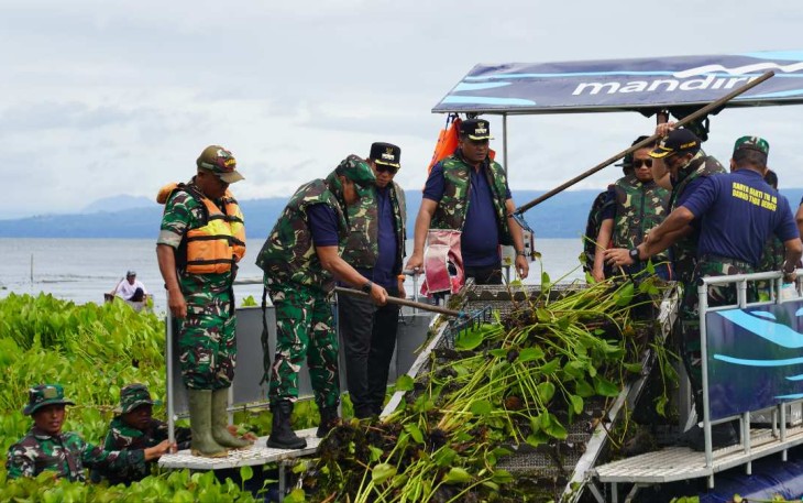 Pangdam I/BB Mayjen TNI Rio Firdianto pimpin membersihkan eceng gondok di kawasan Danau Toba, Kamis (24/4)