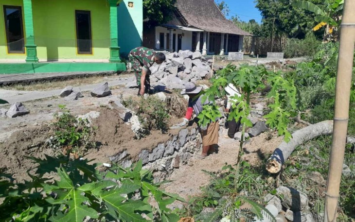 Gotong royong bangun talud di wilayah desa binaan 