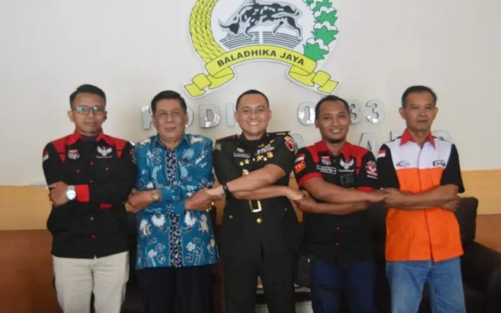 Dandim 0833/Kota Malang Letkol Arm Aris Gunawan foto bersama perwakilan serikat buruh Kota Malang di Makodim, Jum'at (25/4)