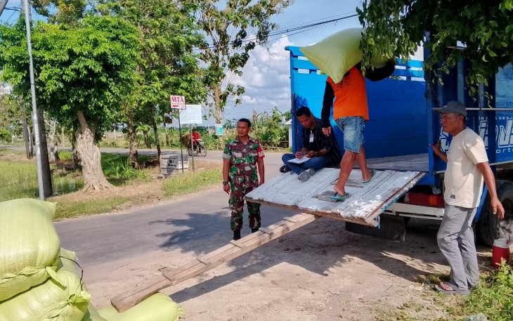 Babinsa Desa Gandul Dampingi Sergab Bulog Sebanyak 10 Ton