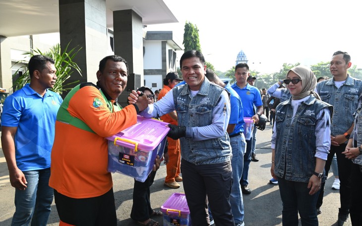 TNI AL Beri Bantuan Sosial Kepada Warga Sekitar Kelapa Gading 