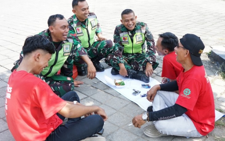 Sisi Humanis Prajurit TNI Warnai Peringatan Hari Buruh di Madiun