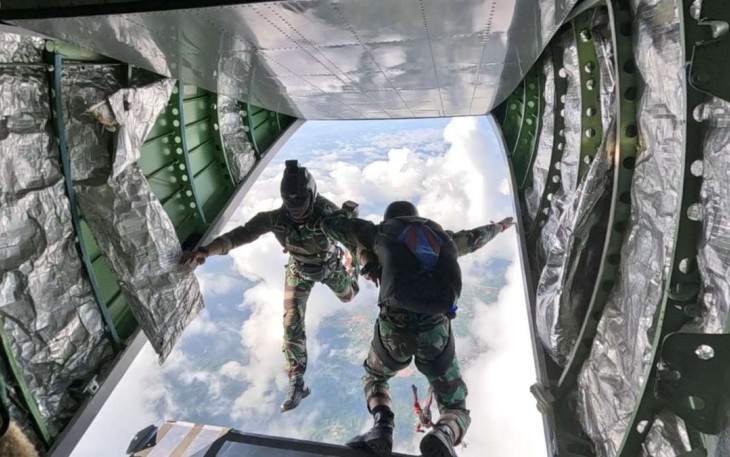Latihan terjun bebas prajurit Satkopaska Koarmada III 