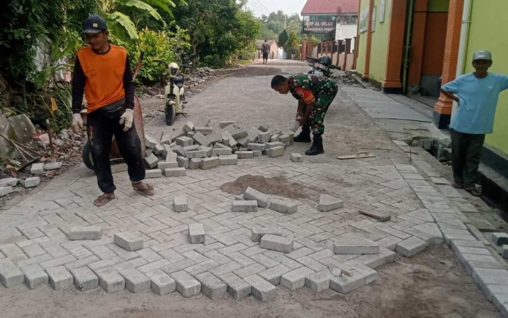Pasang paving jalan bersama warga binaan