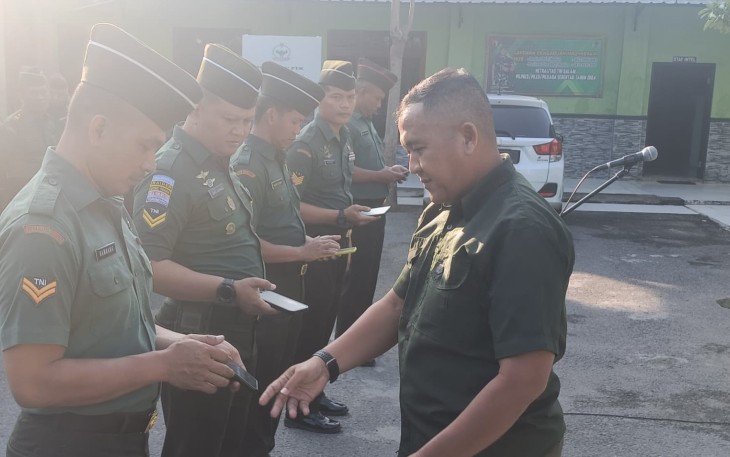 Kodim 0803/Madiun Lakukan Pengecekan Handphone Prajurit untuk Antisipasi Keterlibatan Judi Online