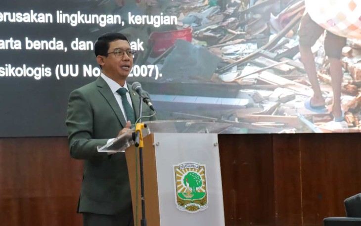 Kepala BNPB Letjen TNI Dr. Suharyanto, S.Sos., M.M saat menjadi pembicara pada Kuliah Umum tentang Penanggulangan Bencana di Indonesia bertempat di Kampus Universitas Andalas, Kota Padang, Sumatra Barat pada Rabu (7/5).