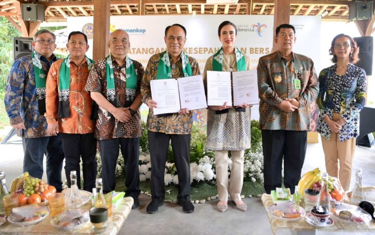 Menkop Budi Arie Setiadi bersama Menpar Widiyanti Putri Wardhana foto bersama usai MoU di Kulon Progo Yogyakarta, Jum'at (9/5)