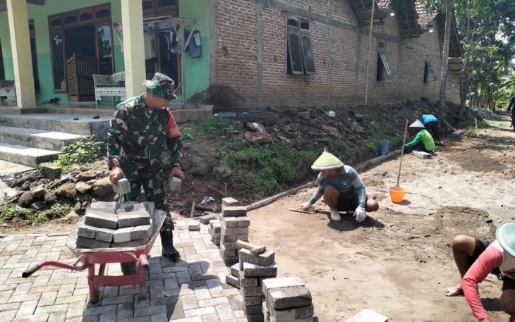 Pemasangan paving blok bersama warga binaan 