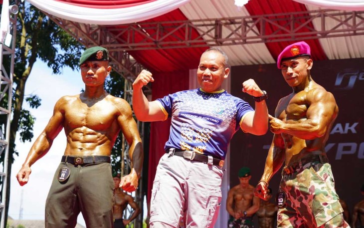 Pangdivif 2 Kostrad Mayjen TNI Susilo bersama atlet body Contest, Sabtu (10/5)