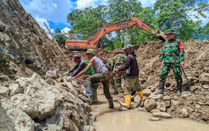 Pengerjaan sasaran fisik Embung Desa Barua