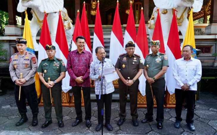 Gubernur Bali Wayan Koster saat konferensi pers, Senin (12/5)