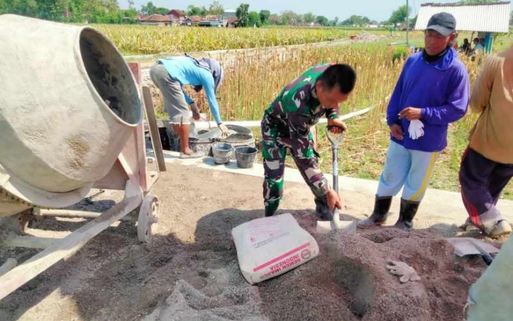 Bangun jalan di wilayah desa binaan 