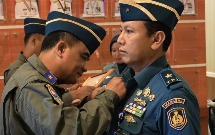 Danpuspenerbal Laksma TNI Bayu Alisyahbana saat menyematkan brevet kehormatan 