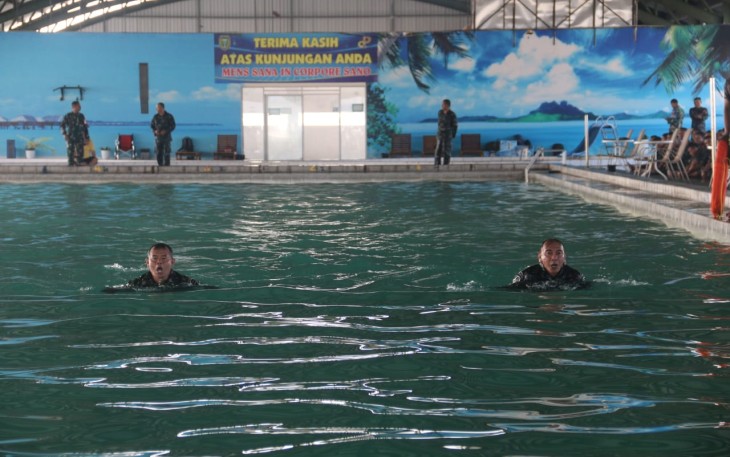 Renang militer prajurit Kodim 0803 Madiun