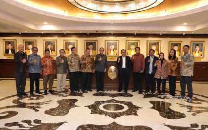 Ketua Dewan Pers Komaruddin Hidayat foto bersama Ketua MA di Jakarta 